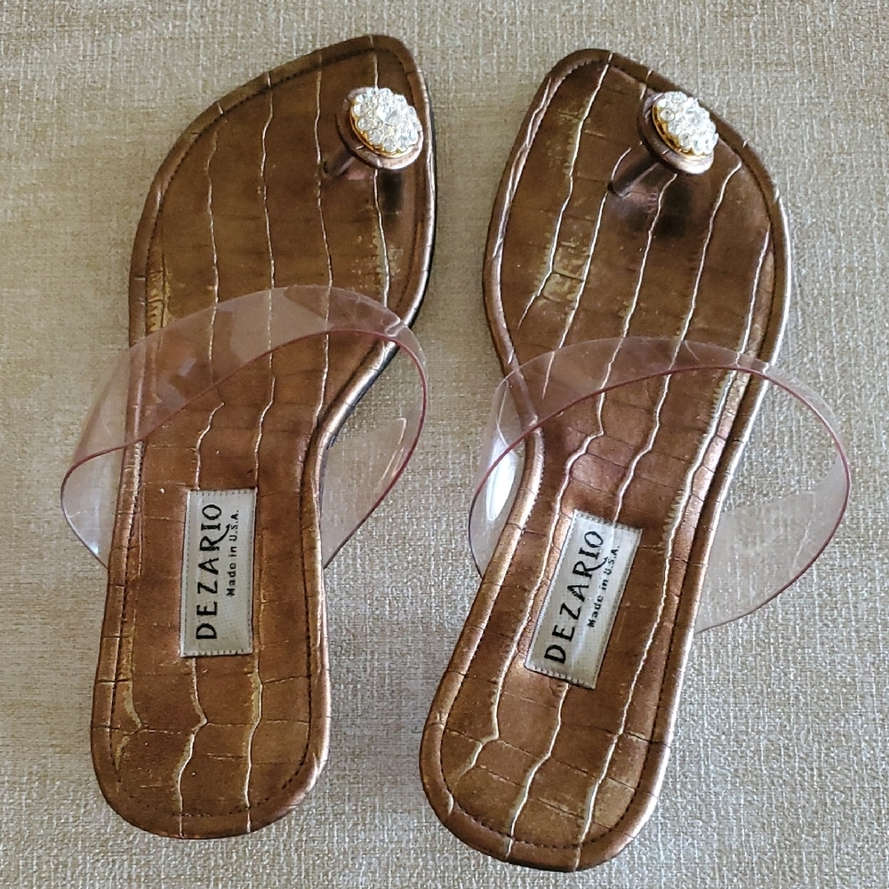 Dezario Size 7 Gold Glossy Sandals with Open Toe Design.